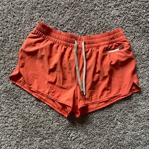 vuori women’s lined shorts L